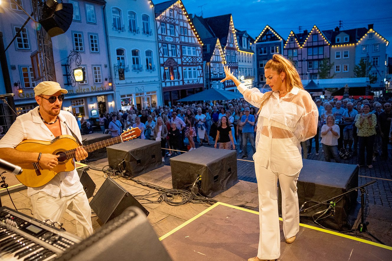 Charly Gitanos mit Sängerin auf der Bühne